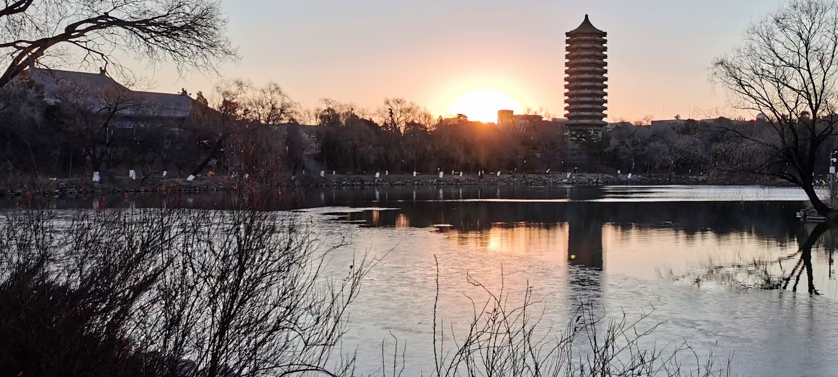 北京大學(xué)未名湖景觀.jpg